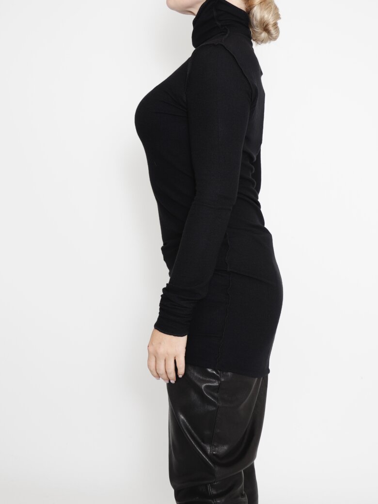 Sort Aarhus - Tight fit blouse in rib quality with high neck and long sleeves