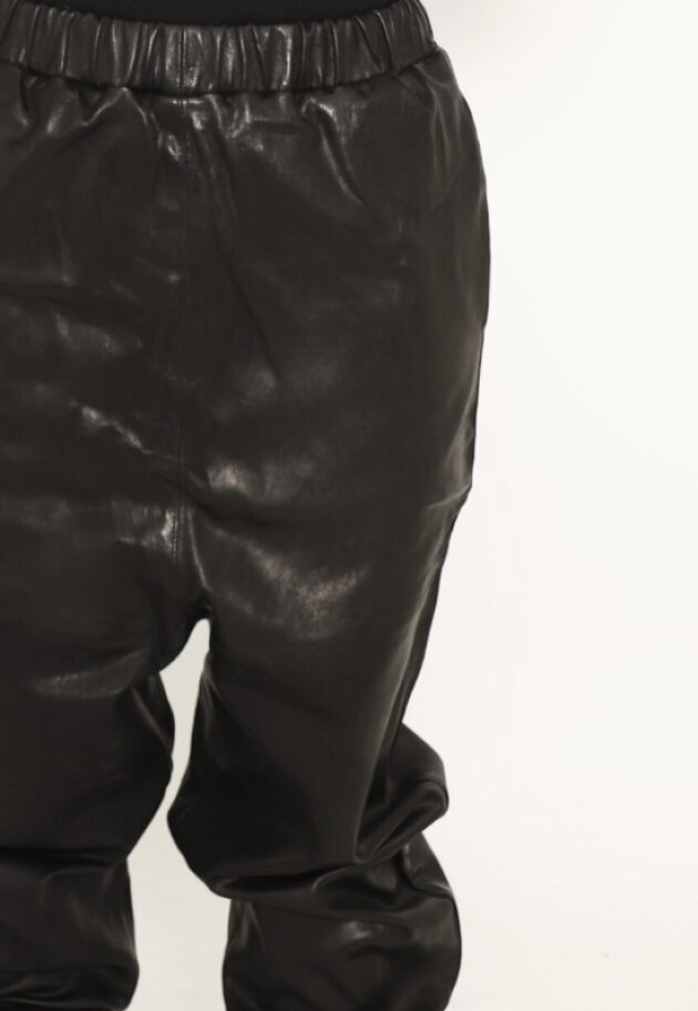 Sort Aarhus - Oversize stretch leather joggings with elastic in the waist