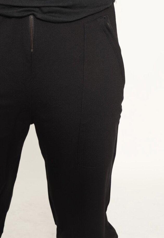 Sort Aarhus - Cropped trousers with pockets and a front zipper
