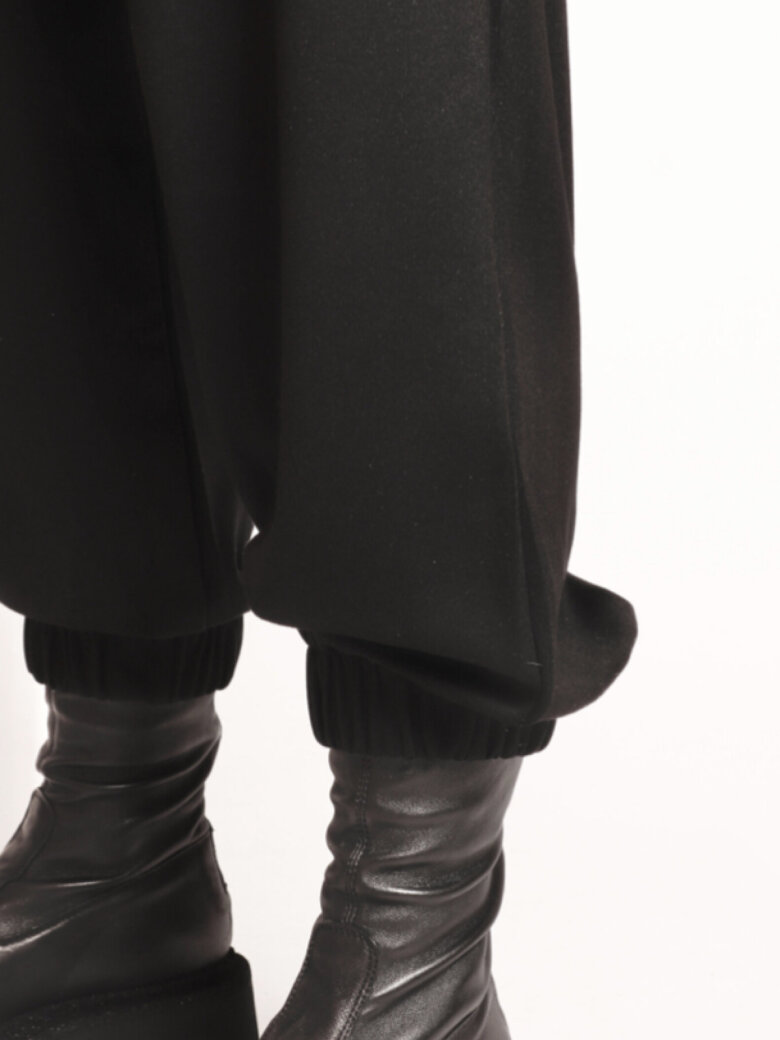 Sort Aarhus - Cropped trousers with pockets and a front zipper