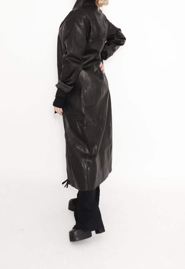 Sort Aarhus - Long stretch leather jacket with zipper and collar