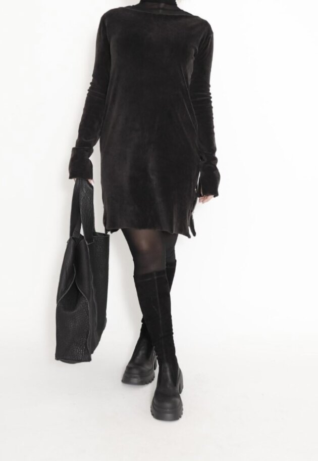 Sort Aarhus - Off shoulder bluse i vasket velour Sort Aarhus - Off shoulder bluse i vasket velour