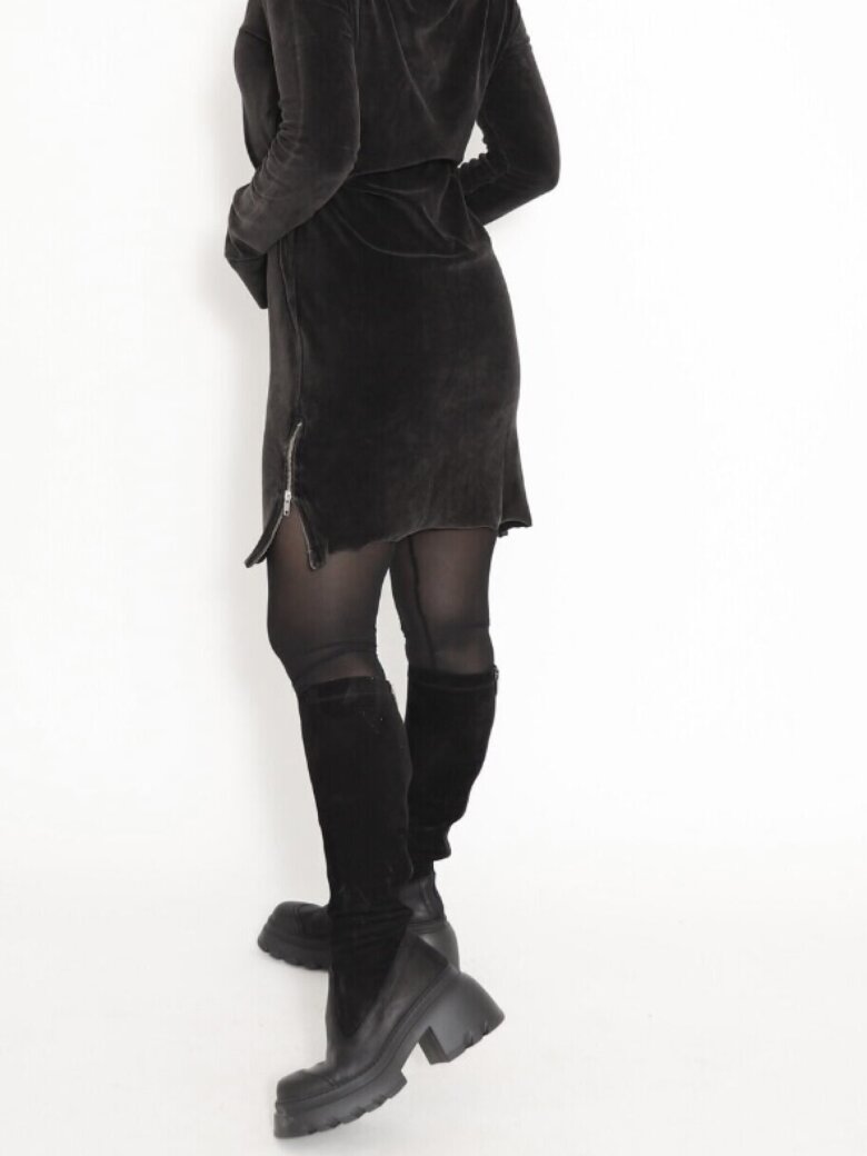 Sort Aarhus - Off shoulder bluse i vasket velour Sort Aarhus - Off shoulder bluse i vasket velour