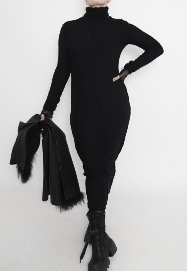 Sort Aarhus - Long tight fit dress in rib quality with high neck and long sleeves Sort Aarhus - Long tight fit dress in rib quality with high neck and long sleeves