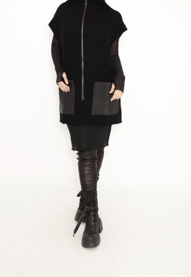 Sort Aarhus - Knit vest with leather pockets