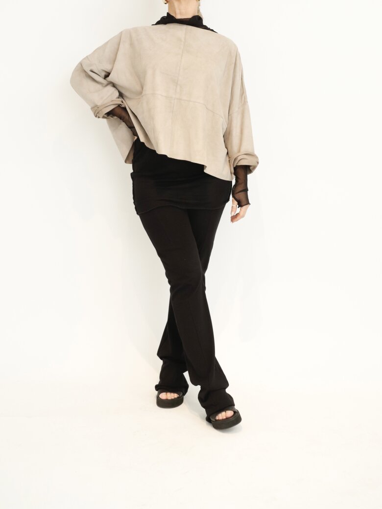 Sort Aarhus - Suede leather blouse with wide sleeves and neckline