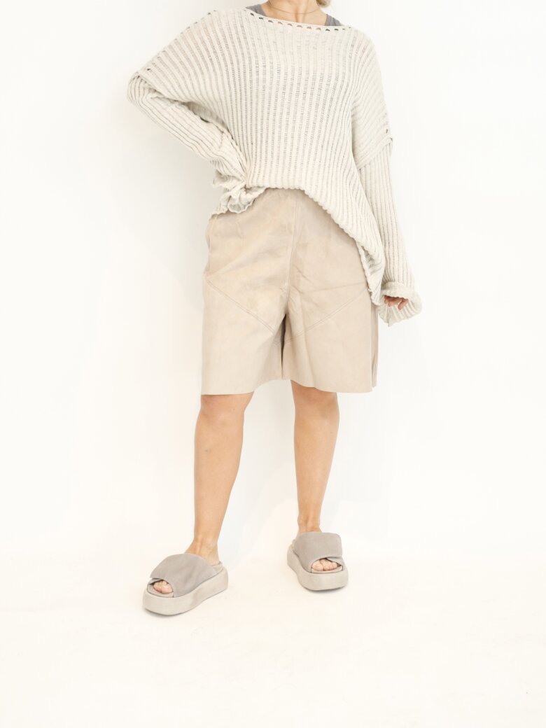 Sort Aarhus - Shrunked leather shorts with pockets and a back zipper