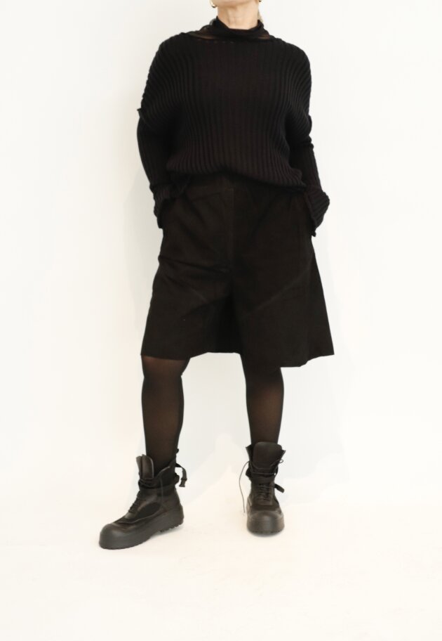 Sort Aarhus - Shrunked leather shorts with pockets and a back zipper