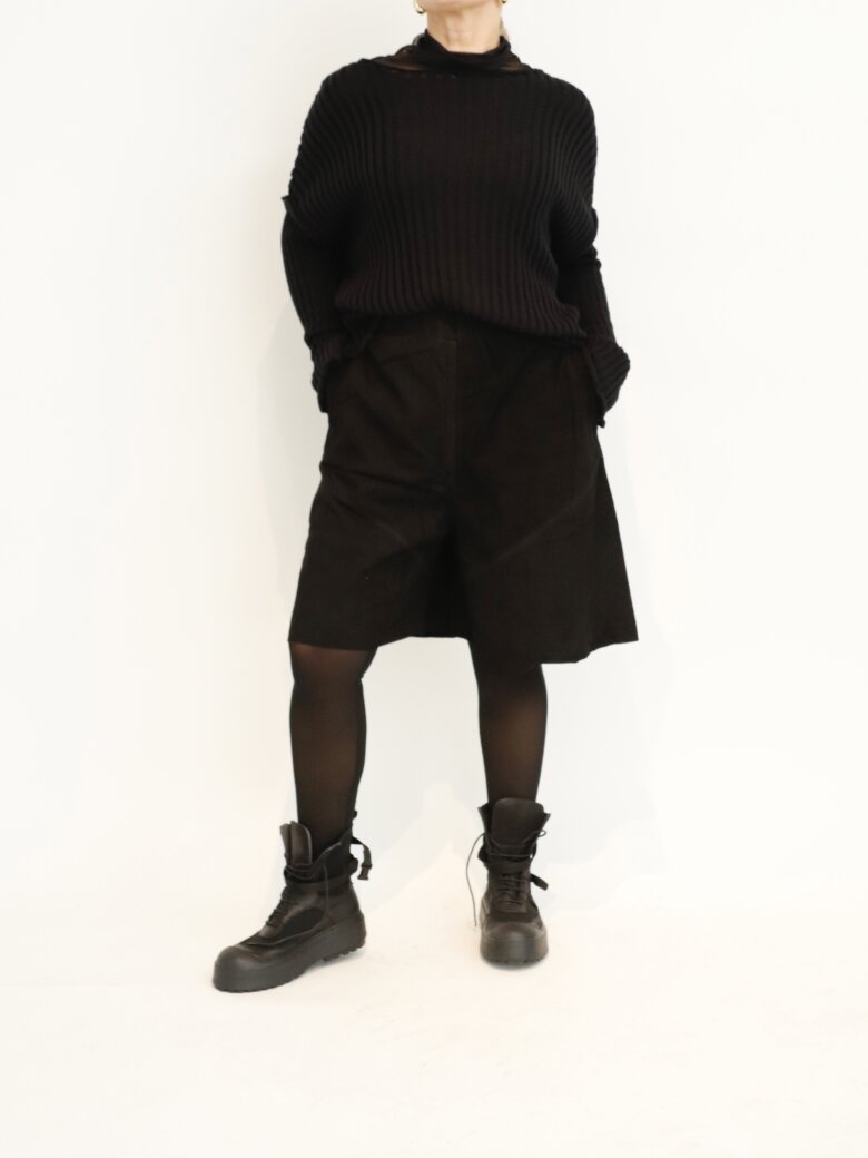 Sort Aarhus - Shrunked leather shorts with pockets and a back zipper