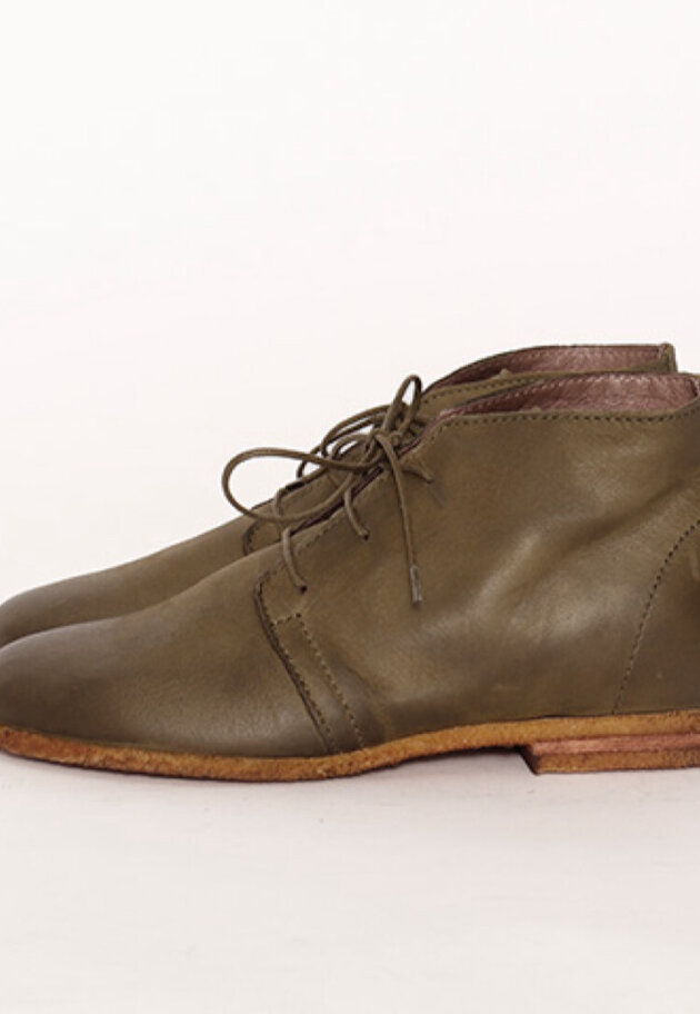 Lofina - Desert boot with a raw rubber sole