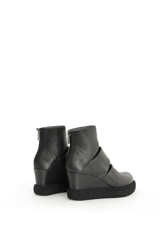 Lofina - Shoe with wedge heel and zipper
