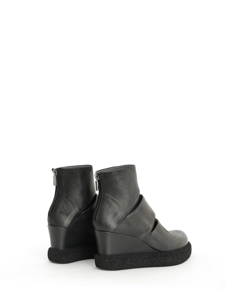 Lofina - Shoe with wedge heel and zipper