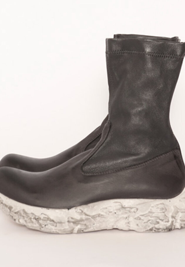 Lofina - Boot with chunky micro sole and stretch skin