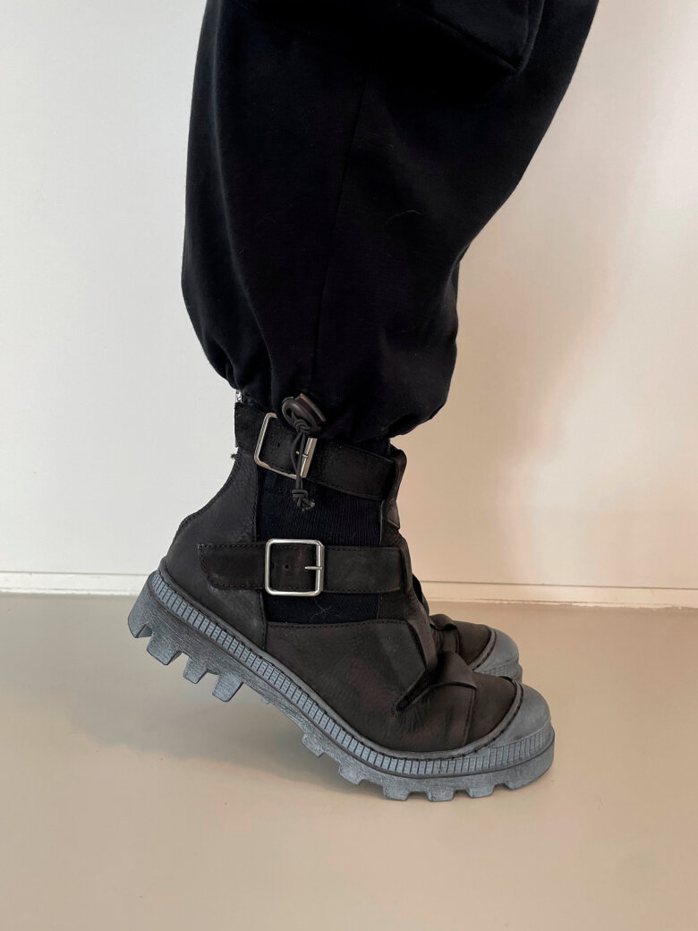 Lofina - Open shoe with buckles and zipper