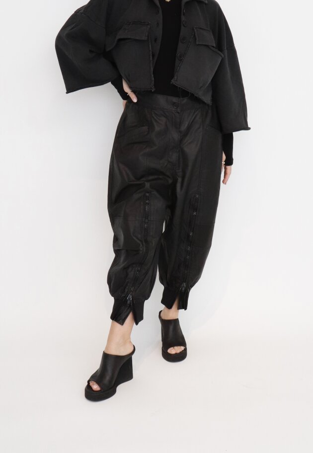 Sort Aarhus - Cropped leather pants