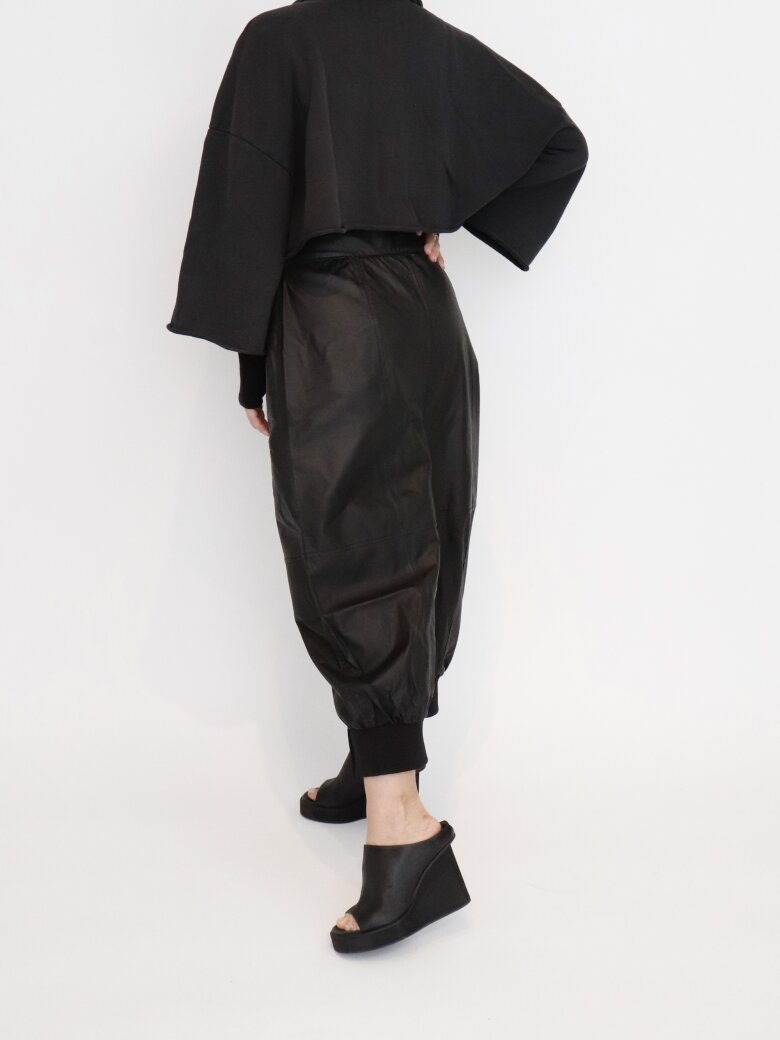 Sort Aarhus - Cropped leather pants