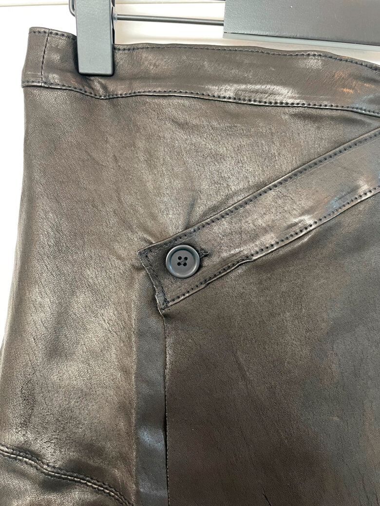 Sort Aarhus - Wrap skirt in stretch leather
