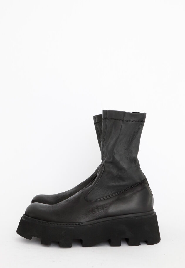 Lofina - Støvlet med chunky microsål og strækskind Lofina - Støvlet med chunky microsål og strækskind