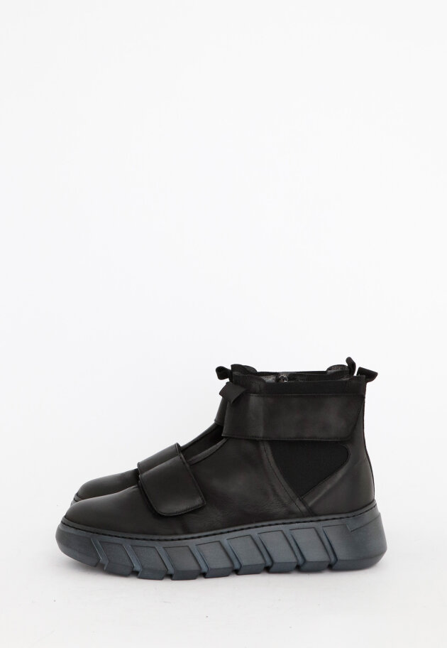 Lofina - Men shoe with a black sole and velcro