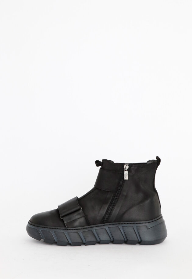 Lofina - Men shoe with a black sole and velcro