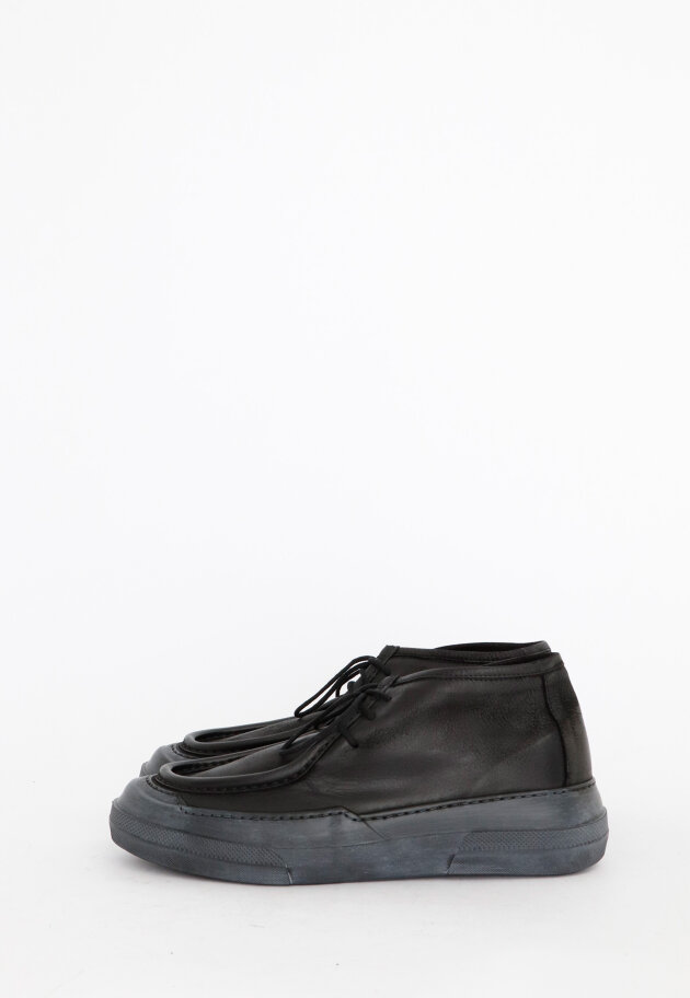 Lofina - Men shoe with a black sole and laces