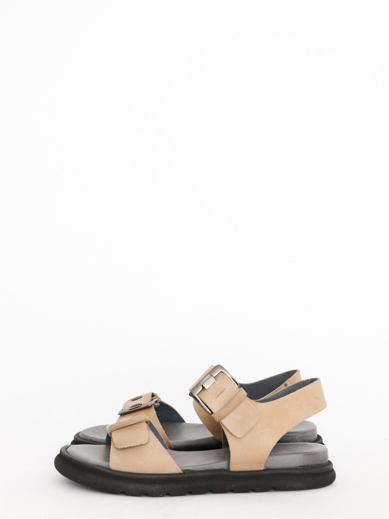 Lofina sandal med metalspænder