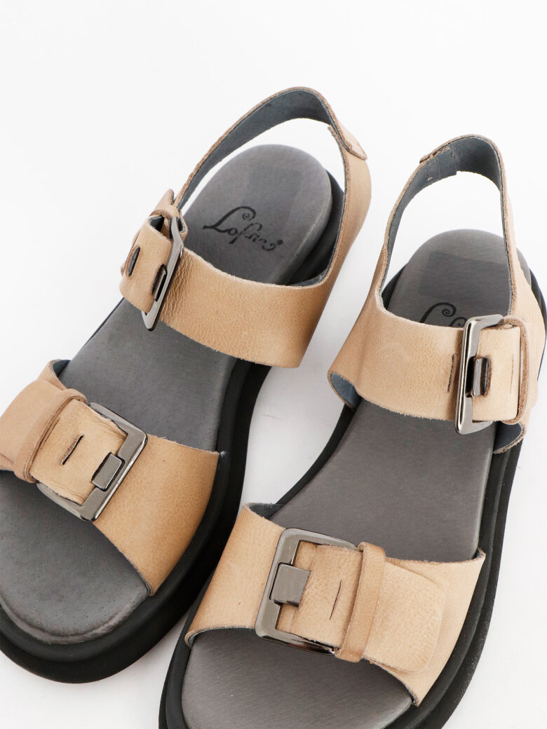 Lofina sandal med metalspænder