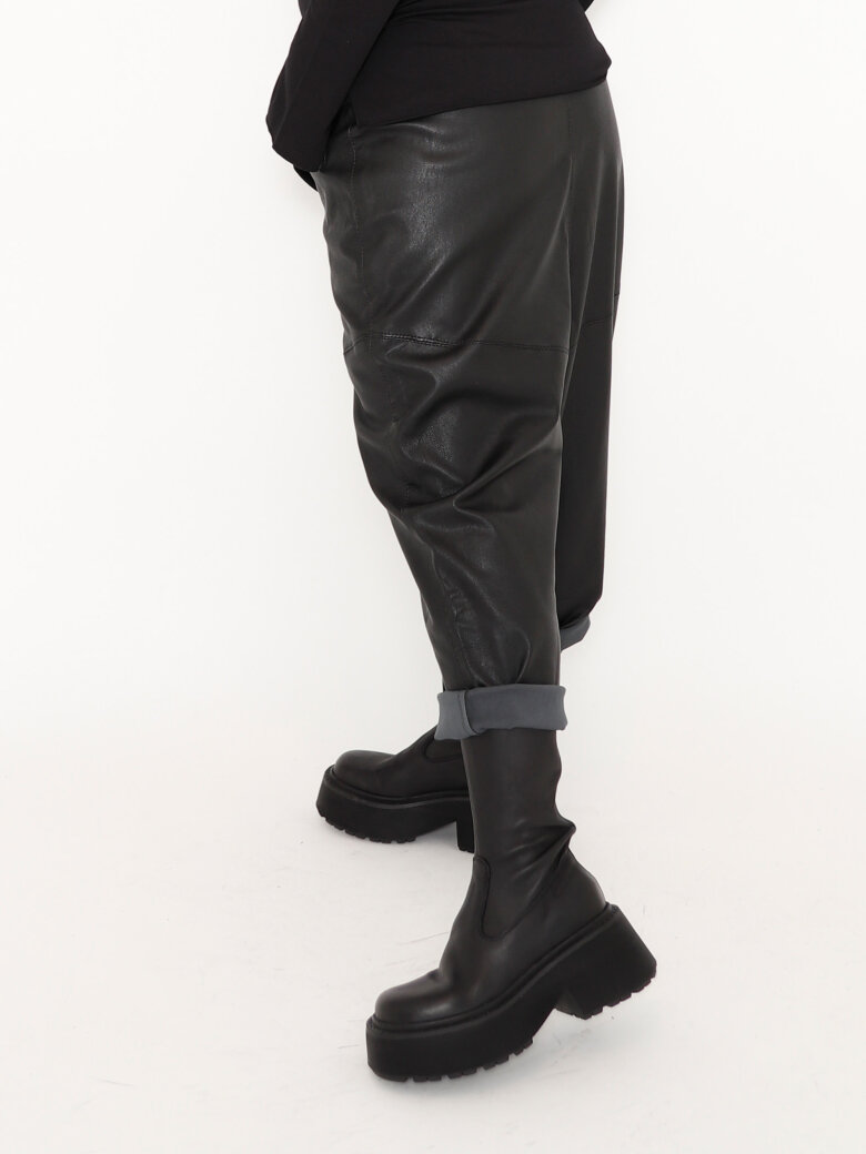 Sort Aarhus - Baggy leather pants with zipper and pockets