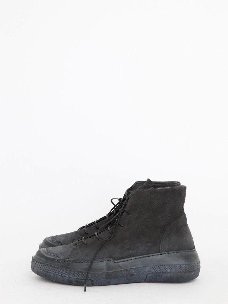 Lofina - Men shoe with a black sole and laces