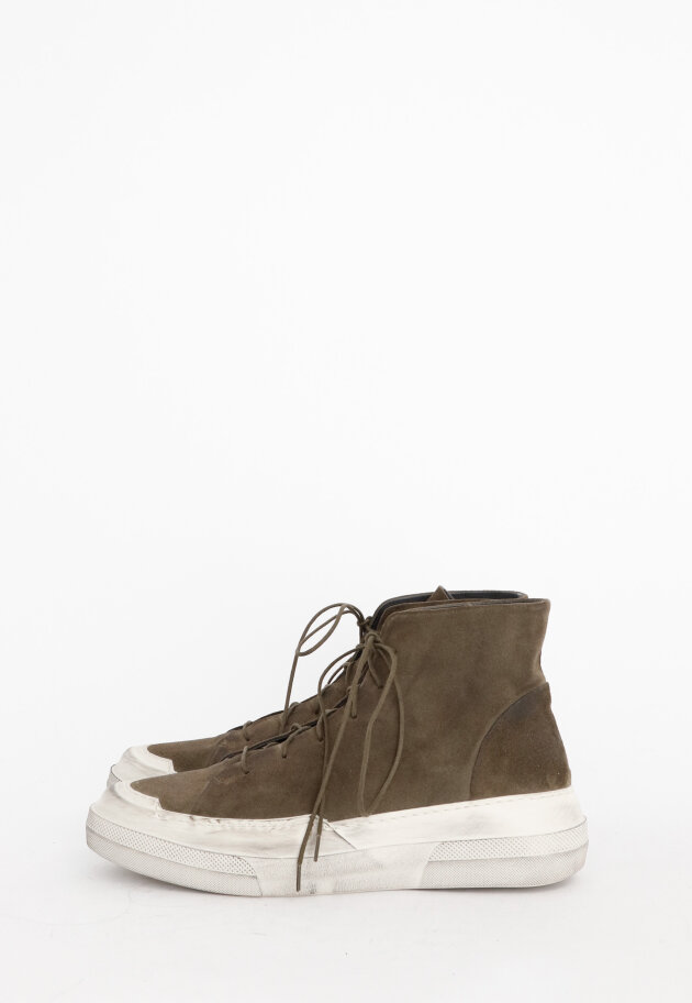 Lofina - Men shoe with a black sole and laces