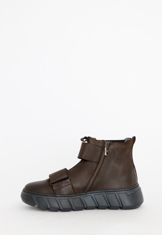 Lofina - Men shoe with a black sole and velcro
