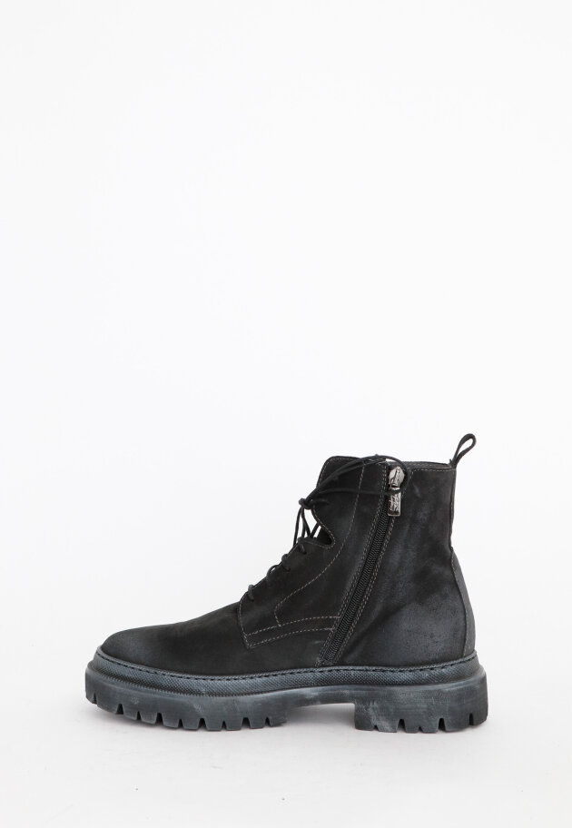 Lofina - Men bootie with a black sole and laces