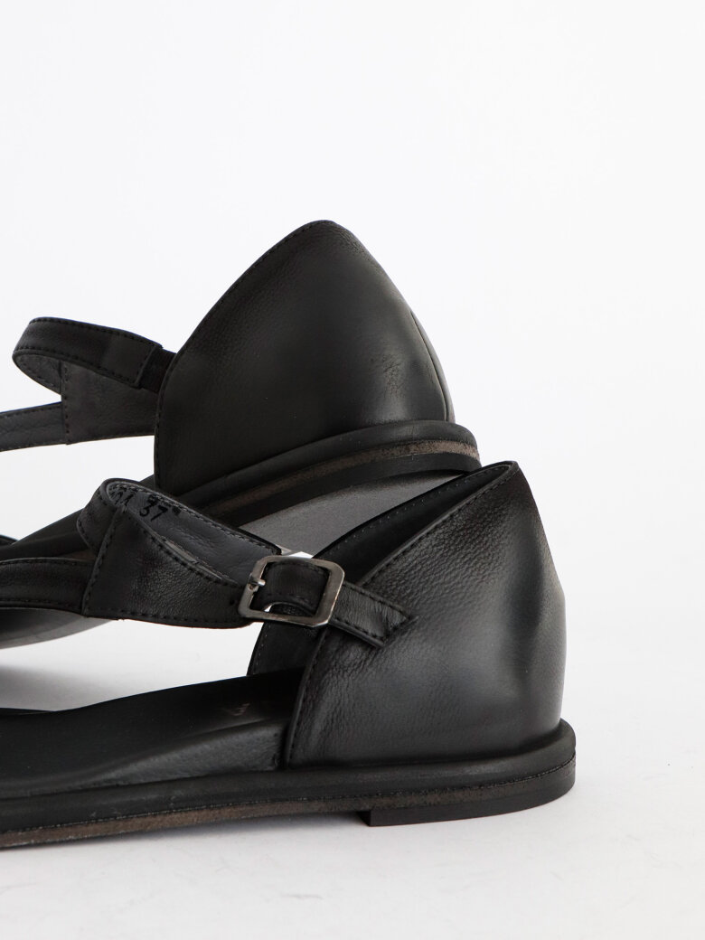 Lofina - Sandal med spænde og lædersål