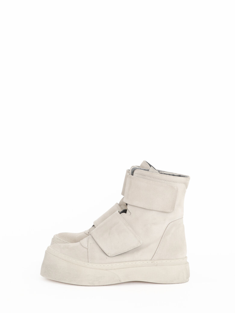 Lofina - Short boot in suede with velcro