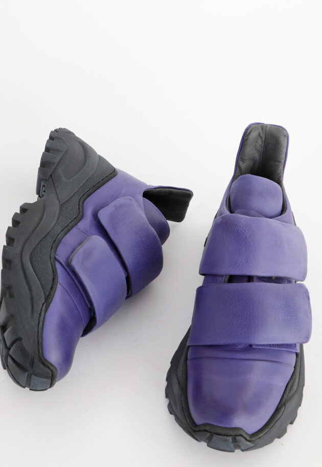 Sneakers with velcro