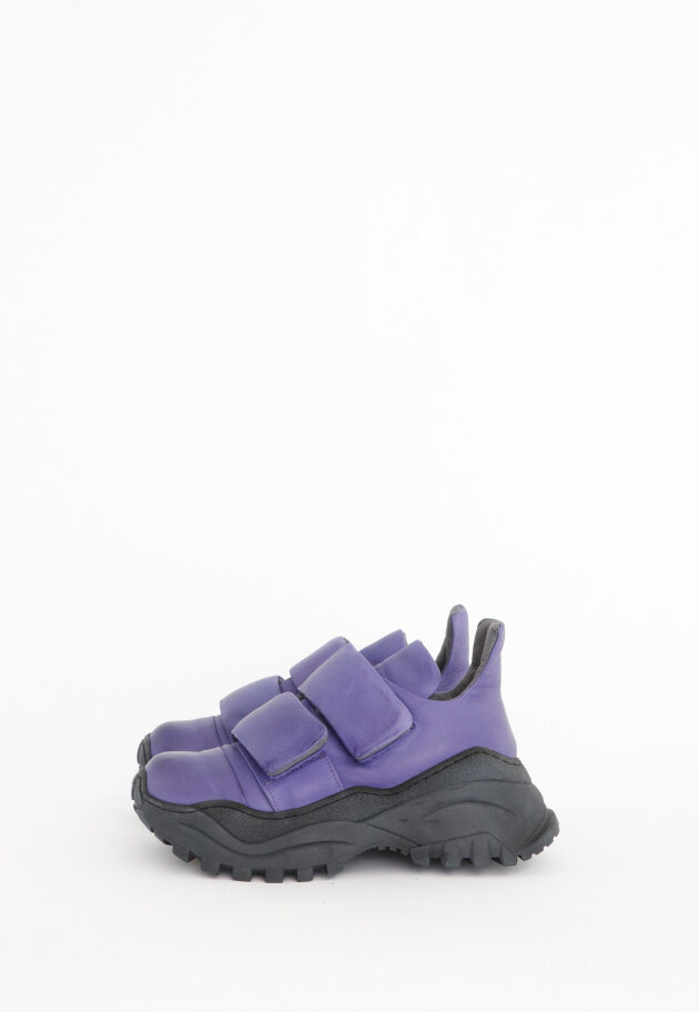 Sneakers with velcro