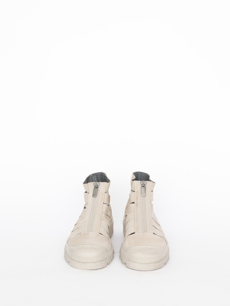 Lofina - Open shoe with front zipper.