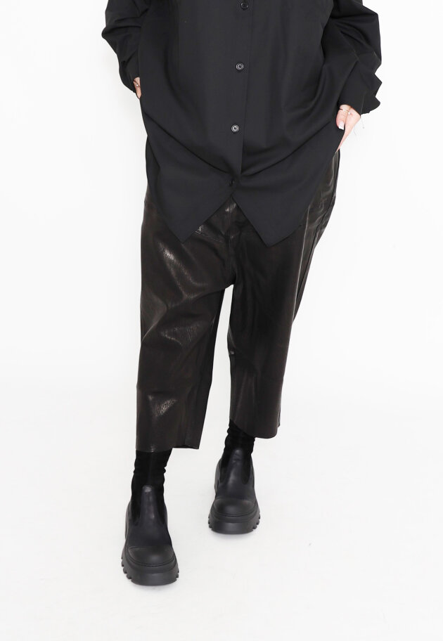 Sort Aarhus - High waist cropped stretch leather trousers