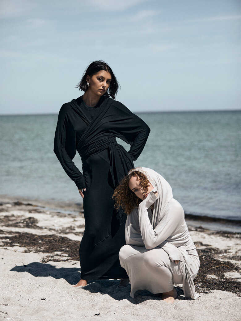 Sort Aarhus - Wrap around blouse with hoodie