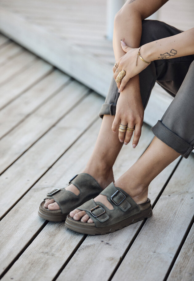Lofina - PRE ORDER! Sandal med fodsengssål og spænder