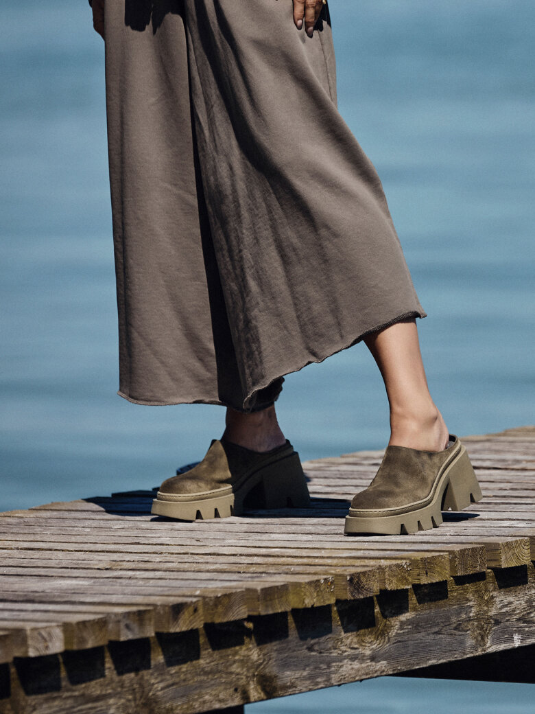 Lofina - Chunky high shoe without a heel cap.