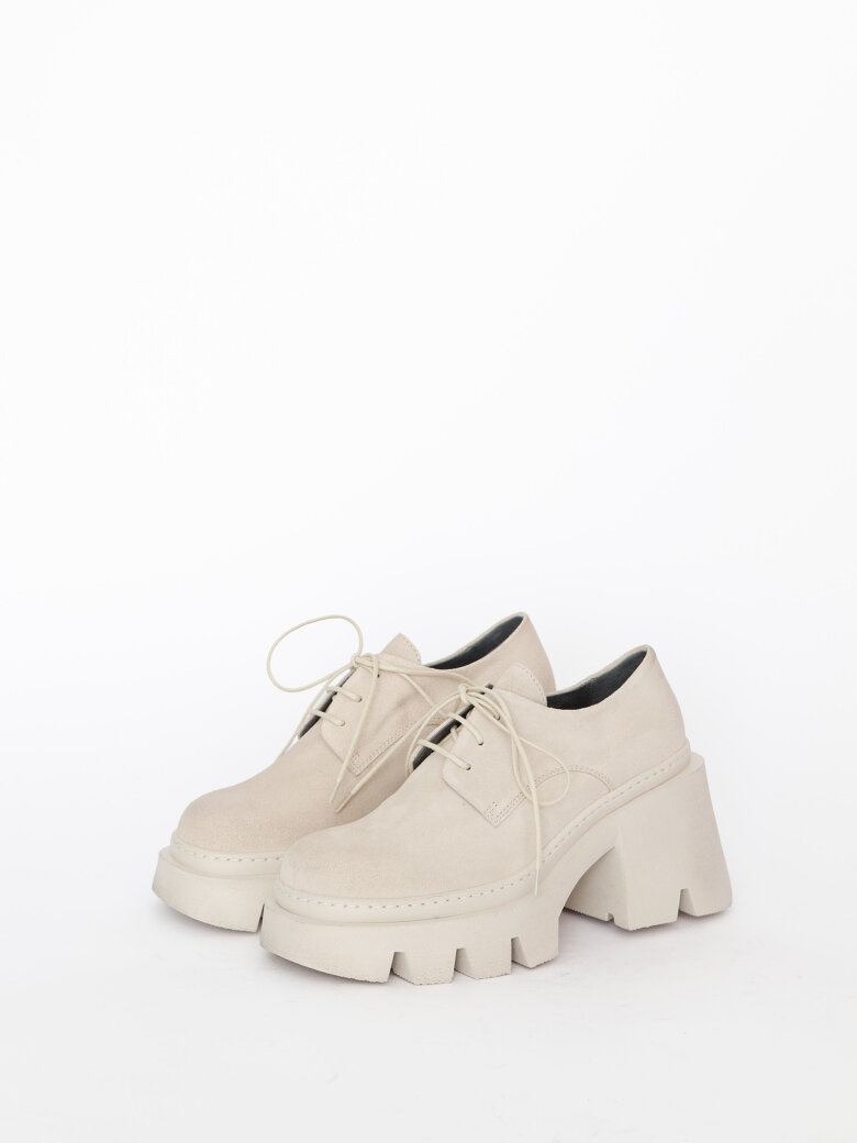 Lofina - Feminine shoe with laces