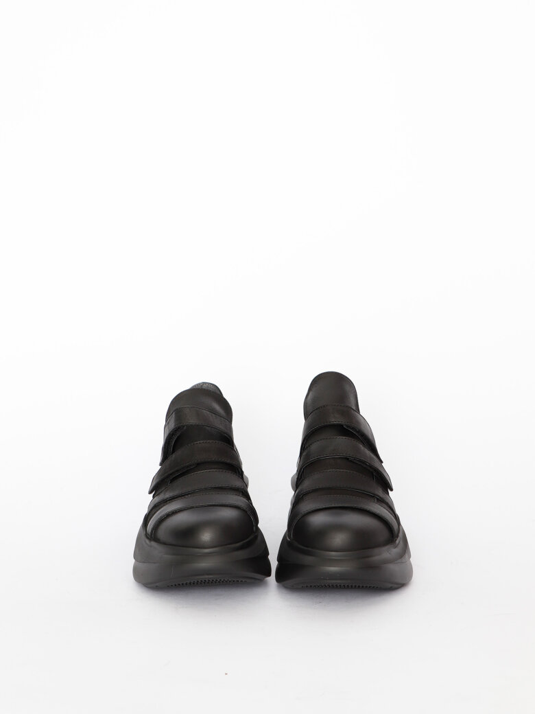 Lofina - Sneakers with velcro closure