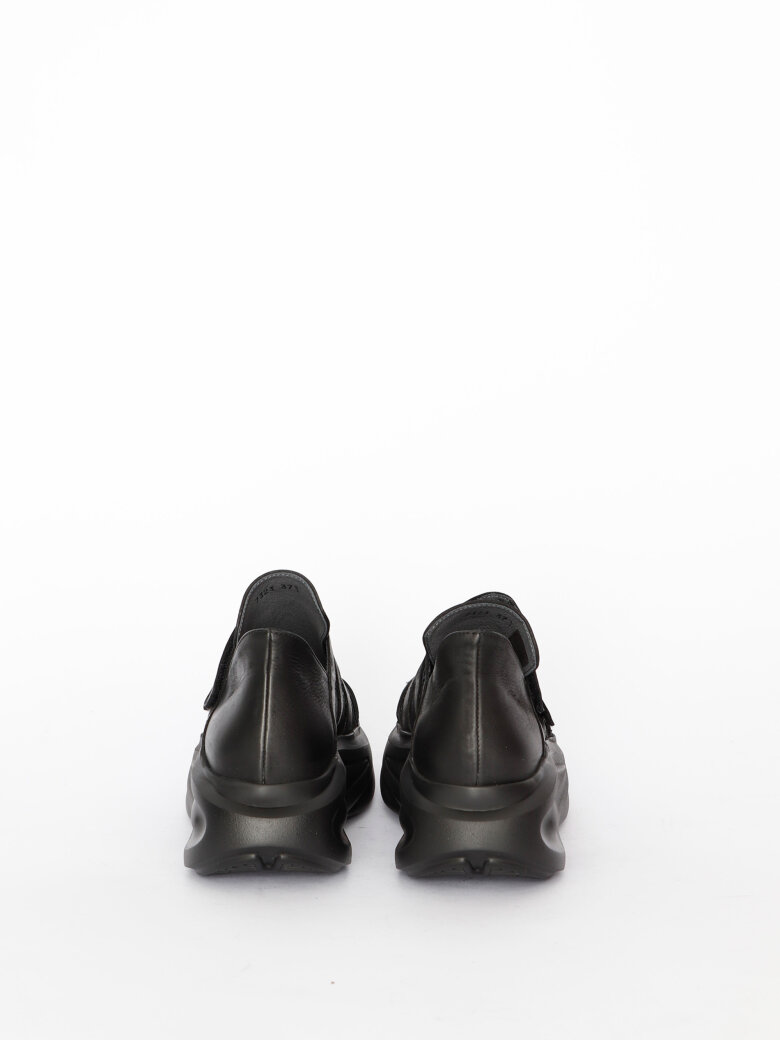 Lofina - Sneakers with velcro closure