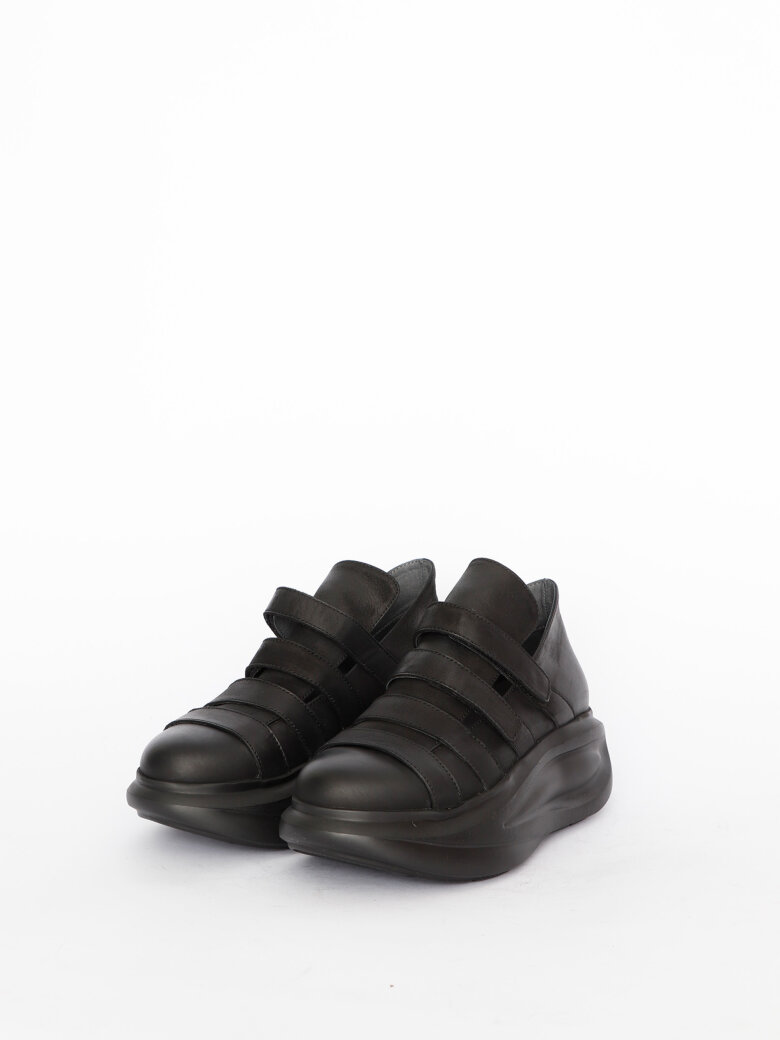 Lofina - Sneakers with velcro closure