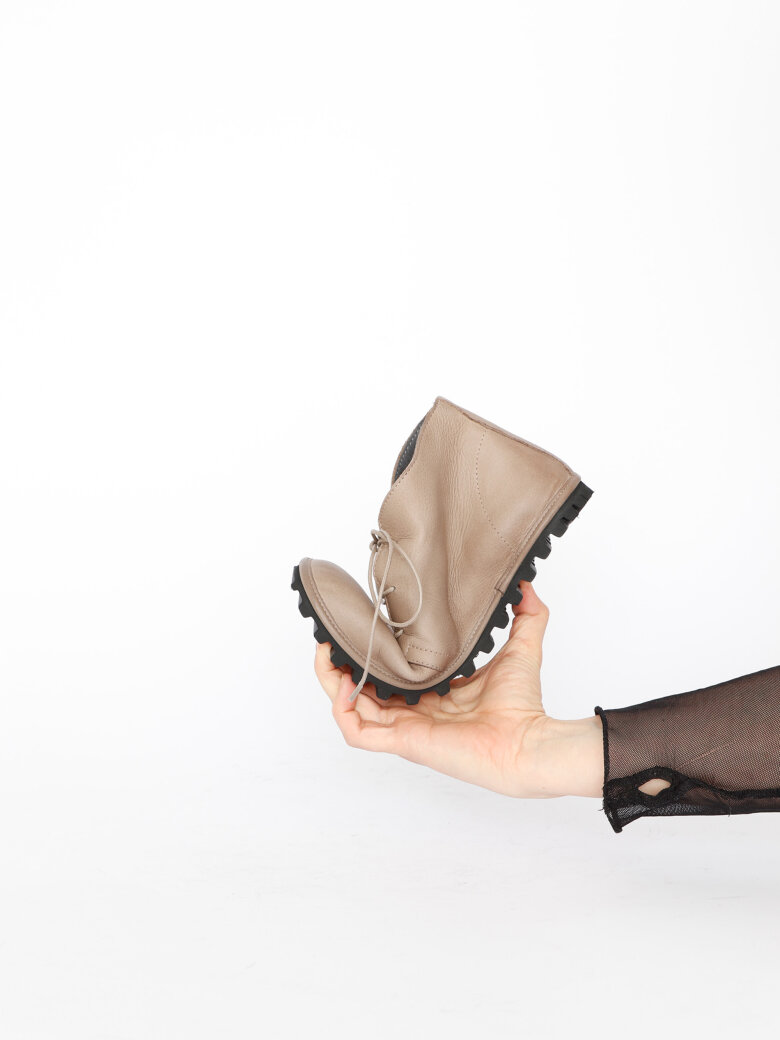 Lofina - Desert boot with a flexible sole