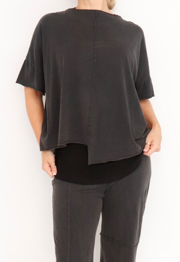 Sort Aarhus - Asymmetrisk og rå t-shirt