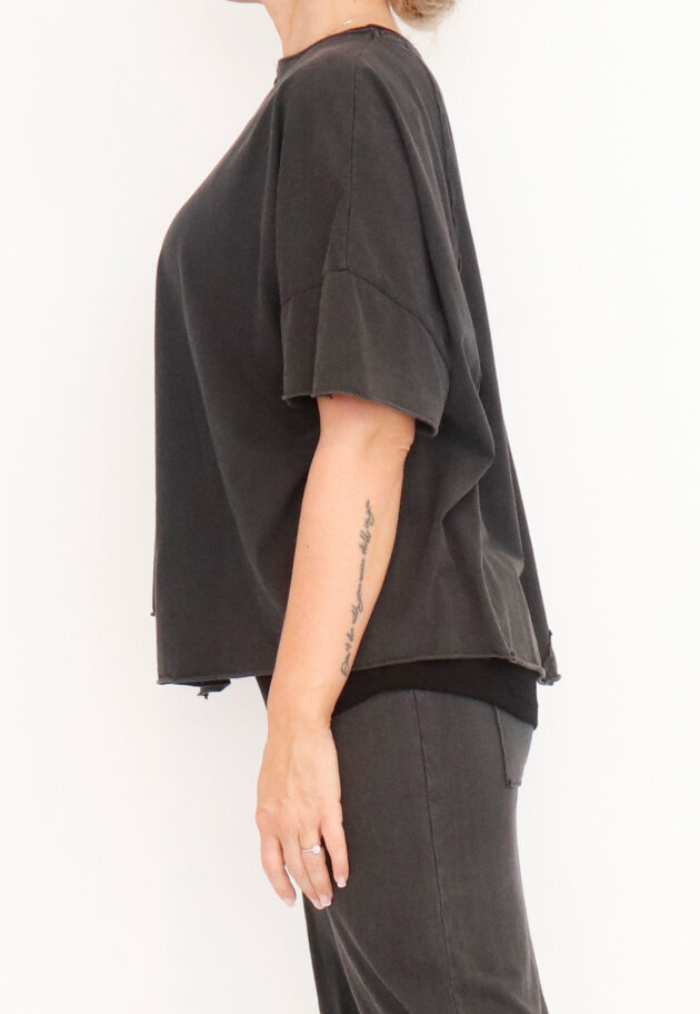 Sort Aarhus - Asymmetrisk og rå t-shirt