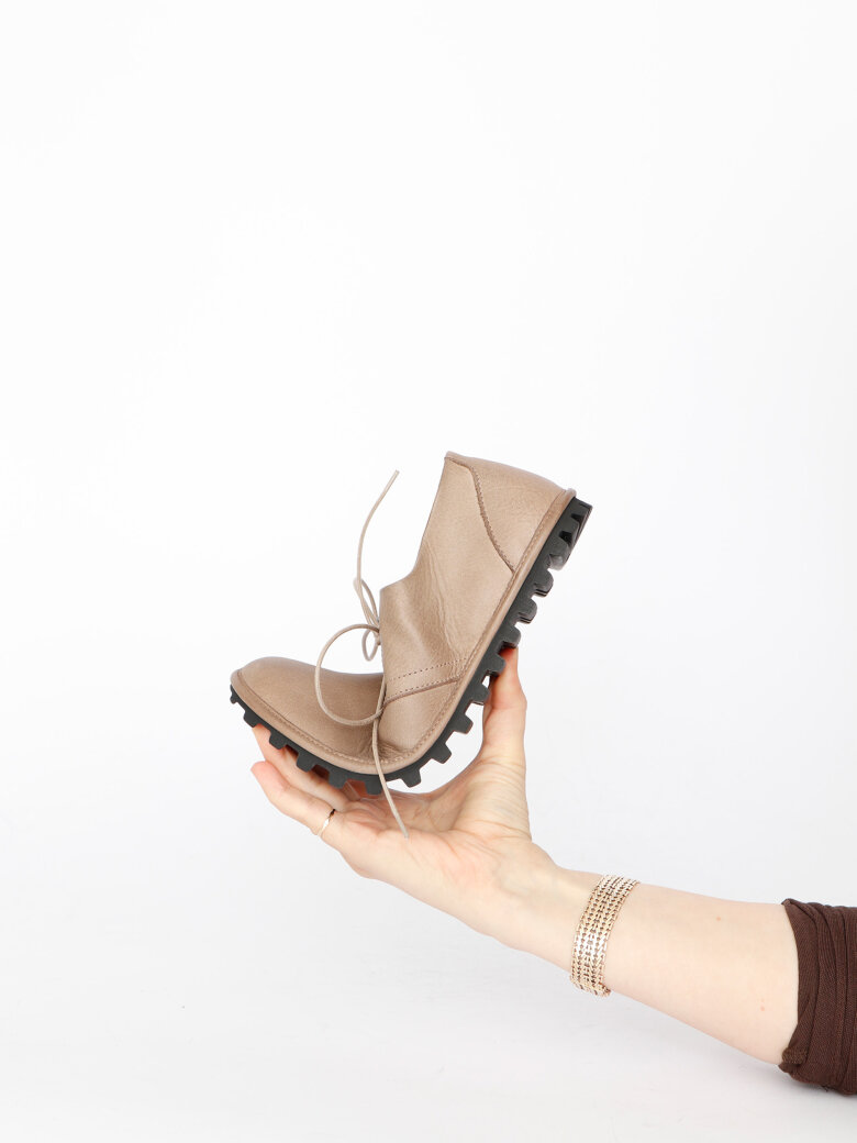 Lofina - Shoe with a flexible sole