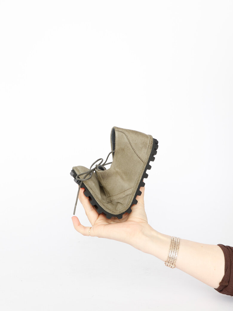 Lofina - Shoe with a flexible sole